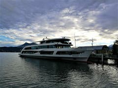 Das Schiff Diamant in seiner Pracht am Schiffsteg des Vierwaldstättersees. (Bild: Urs Gutfleisch (Luzern, 7. Dezember 2018))
