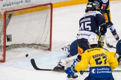 Nur ein Team erzielte heute die Tore: Hier macht Zugs Everberg Druck im Davoser Slot. (Bild: Alexandra Wey/Keystone (Zug, 8. Dezember 2018))