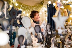 Für Adventsstimmung sorgen auch die zahlreichen Lichter, mit denen die Stände beleuchtet sind. (Bild: Philipp Schmidli (8. Dezember 2018))