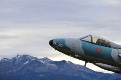 Die alte Venom auf dem Flugplatz Emmen posiert zufrieden vor dem schneebedeckten Pilatus. (Bild: Xaver Husmann (Emmen, 7. Dezember 2018))
