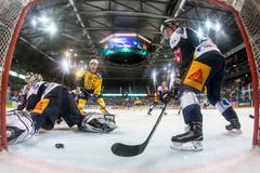 Auch wenn es manchmal eng wurde, blieb Zugs Torhüter Tobias Stephan ohne Gegentor. (Bild: Alexandra Wey/Keystone (Zug, 8. Dezember 2018))