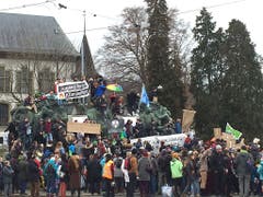 Mit einer Aktion fordert die Klima-Allianz in Bern (Bild) und Genf unter anderem einen Ausstiegsplan aus der fossilen Energie. (Bild: Keystone-SDA/Therese Hänni)