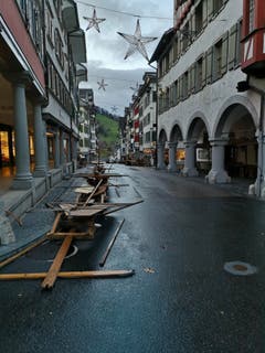 Das Sturmtief Marielou hat den Lichtensteiger Klaus- und Weihnachtsmarkt verwüstet. (Bild: pd)
