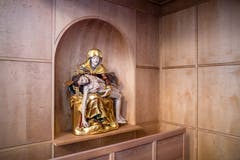 Alte Elemente erhalten in der Kirche neue Plätze. (Bild: Philipp Schmidli, 7. Dezember 2018)