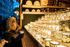 Und die jüngeren Besucher lassen sich erst recht von der vorweihnachtlichen Stimmung verzaubern. (Bild: Philipp Schmidli (8. Dezember 2018))