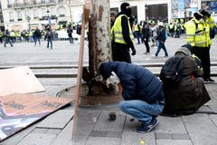Demonstrierende suchen Schutz. (Bild: Rafael Yaghobzadeh/AP Photo (Paris, 08.12.2018))