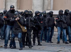 Die Polizei hat auch Tränengas verwendet. (Bild: Julien de Rosa/EPA (Paris, 08.12.2018))