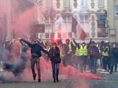 Am Samstag beteiligten sich nach Regierungsangaben in Frankreich rund 77'000 Menschen an den Kundgebungen der Gelbwesten. Fast tausend Demonstranten wurden vorläufig festgenommen. (Bild: KEYSTONE/AP/THIBAULT CAMUS)