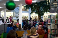 Nicht nur Kinder lauschten dem Märchen in der Bibliothek Zug. (Bild: Maria Schmid (Zug, 9. Dezember 2018))