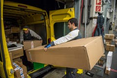 Auch grosse Pakete müssen verladen werden.