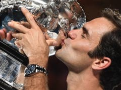 Rekordsieger Roger Federer empfiehlt sich mit dem Gewinn seines 20. Grand-Slam-Titels am Australian Open und der temporären Rückkehr an die Weltranglisten-Spitze für eine achte Auszeichnung (Bild: KEYSTONE/EPA AAP/LUKAS COCH)