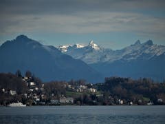 Was für eine tolle Fernsicht auf die schneebedeckten Berggipfel! Fotografiert am Quai in Luzern. (Bild: Margrith Imhof-Röthlin (Meggen, 7. Dezember 2018))
