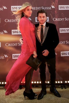 Saenger Baschi mit Freundin Alana Netzer. (Bild: KEYSTONE/Melanie Duchene, 9. Dezember 2018)