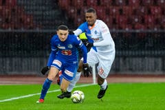 Ruben Vargas (Luzern) gegen Julien Ngoy (GC). (Bild: Martin Meienberger/freshfocus, 9. Dezember 2018)