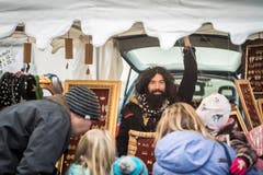 Der Sturm bahnt sich bereits an: Der Mann muss mit einer Hand sein Zelt festhalten, damit es nicht von den Böen davongetragen wird. (Bild: Reto Martin)