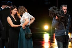 Dominique Gisin richtet Michelle Gisin die Robe.(Bild: Urs Lindt/freshfocus, 9. Dezember 2018)