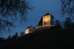 Winterlich-nächtliche Ruhe kehrt ein auf Schloss Heidegg, der achthundertjährigen Höhenburg im Seetal. (Bild: Dieter Ruckstuhl (Gelfingen, 7. Januar 2018))