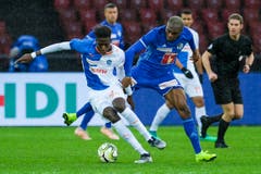 Djibril Diani (GC) gegen Blessing Eleke (Luzern). (Bild: Martin Meienberger/freshfocus, 9. Dezember 2018)