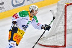 Der Zuger Yannick Zehnder umfährt das Davoser Tor nach seinem Treffer zur 0:1 Führung. (Bild: KEYSTONE/Juergen Staiger, 9. Dezember 2018)