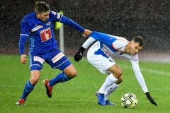 Der Grasshopper Nedim Bajrami, rechts, gegen den Luzerner Idriz Voca, links. (Bild: KEYSTONE/Walter Bieri, 9. Dezember 2018)