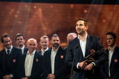 Team des Jahres Nationalteam Maenner (Eishockey) Captain Simon Moser mit dem Award.(Bild: Urs Lindt/freshfocus, 9. Dezember 2018)