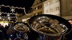 Der Willisauer Weihnachtsmarkt spiegelt sich in den Instrumenten der Blasmusik Rohrmatt. (Bild: Willy Birrer, 7. Dezember 2018)