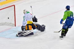 Der Davoser Marc Wieser bei seinem 1:2 Anschlusstreffer gegen den Zuger Torhüter Sandro Aeschlimann. (Bild: KEYSTONE/Juergen Staiger, 9. Dezember 2018)