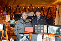 Maria und Rocco Damiano präsentieren Taschen, Schmuck und Accessoires. (Bild: Hansruedi Rohrer)