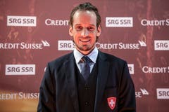 Eishockey Nationaltrainer Patrick Fischer auf dem goldenen Teppich. (Bild: KEYSTONE/Melanie Duchene, 9. Dezember 2018)