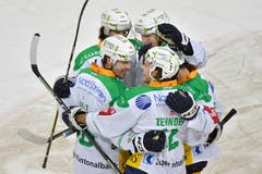 Jubel bei den Zugern, v.L. mit Raphael Diazz, Dominik Schlumpf, Sven Senteleler und Yannick Zehnder nach seinem zweiten Treffer zur 1:3 Führung. (Bild: KEYSTONE/Juergen Staiger, 9. Dezember 2018)