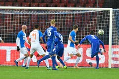 Der Luzerner Lazar Cirkovic (Nr.3) schiesst das 1-2 für Luzern. (Bild: KEYSTONE/Walter Bieri, 9. Dezember 2018)