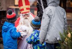 Der Samichlaus wartet auf dem Marktplatz auf die Kinder. (Bild: Reto Martin)