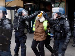 Bei den Protesten der «Gelbwesten» in Frankreich sind nach Angaben der Regierung mehr als 1700 Menschen festgenommen worden. (Bild: KEYSTONE/AP/THIBAULT CAMUS)
