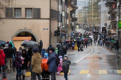 Dieses Jahr war gut beraten, wer Schirm und Regenjacke dabei hatte. (Bild: Maria Schmid (Zug, 9. Dezember 2018))