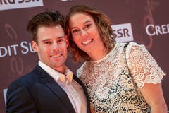 Michelle Gisin und ihr Freund Luca De Aliprandini posieren auf dem goldenen Teppich an der Verleihung des Credit Suisse Sports Awards 2018. (Bild: KEYSTONE/Melanie Duchene, 9. Dezember 2018)