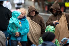 Schmutzlis, schwer beladen mit ihren Jutesäcken, zogen durch die Gassen. (Bild: Maria Schmid (Zug, 9. Dezember 2018))