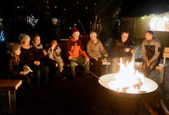 Schlangenbrot backen über dem offenen Feuer ist ein kleines romantisches Erlebnis. (Bild: Hansruedi Rohrer)