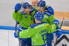 Grosser Jubel bei den Davosern mit Marc Wieser (Torschütze), Magnus Nygren (SE), und Perttu Lindgren (FI), v.L. nach ihrem 1:2 Anschlusstreffer. (Bild: KEYSTONE/Juergen Staiger, 9. Dezember 2018)