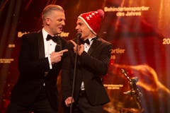 Theo Gmuer erhaelt den Preis als Behindertensportler des Jahres 2018. Moderator Rainer Maria Salzgeber gratuliert ihm. (Bild: KEYSTONE/Melanie Duchene)