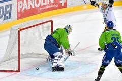 Der Zuger Yannick Zehnder, rechts, bei seinem Treffer zur 0:1 Führung und die davor stehenden Davoser Torhüter Gilles Senn und Dominic Juchli konnten das nicht verhindern. (Bild: KEYSTONE/Juergen Staiger, 9. Dezember 2018)