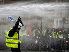Die Polizei setzte Tränengas, Wasserwerfer und Blendgranaten ein. (Bild: KEYSTONE/EPA/IAN LANGSDON)
