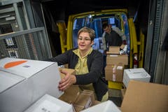 Postbotin Jasmine Birrer nimmt die Pakete in Empfang...