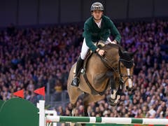 Steve Guerdat und Bianca nehmen in der ausverkauften Palexpo-Halle alle Hindernis makellos. (Bild: KEYSTONE/LAURENT GILLIERON)