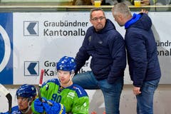 Der Davoser Head Coach ad interim Michel Riesen, rechts flüstert seinem Assistant Coach und Sportchef Rene Mueller hinter der Bande etwas zu. (Bild: KEYSTONE/Juergen Staiger, 9. Dezember 2018)