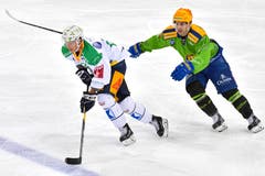 Der Davoser PostFinance-Topscorer Inti Pestoni, rechts, versucht den Zuger Yannick Zehnder aufzuhalten. (Bild: KEYSTONE/Juergen Staiger, 9. Dezember 2018)