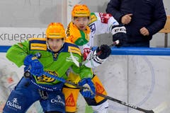 Die beiden PostFinance-TopScorer im Zweikampf, der Davoser Inti Peston, links, gegen den Zuger Lino Martschini. (Bild: KEYSTONE/Juergen Staiger, 9. Dezember 2018)
