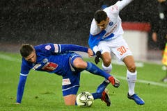 Der Grasshopper Nedim Bajrami, rechts, gegen den Luzerner Idriz Voca, links. (Bild: KEYSTONE/Walter Bieri, 9. Dezember 2018)