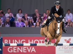 Beine hoch: Marcus Ehning und Prêt A Tout unterwegs zum Sieg. (Bild: KEYSTONE/LAURENT GILLIERON)