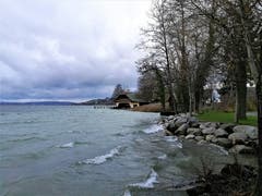 Heftige Wellenbewegungen am Sempachersee. (Bild: Urs Gutfleisch, 9. Dezember 2018)