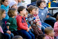 Das musikalische Märchen «Bremer Stadtmusikanten» mit der Stadtmusik Zug zog die Kinder in der Bibliothek Zug in den Bann. (Bild: Maria Schmid (Zug, 9. Dezember 2018))